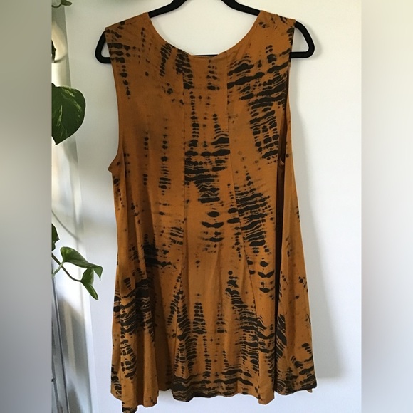 Bryn Walker Graphic Orange and Black Sleeveless Tank Top - Picture 4 of 6
